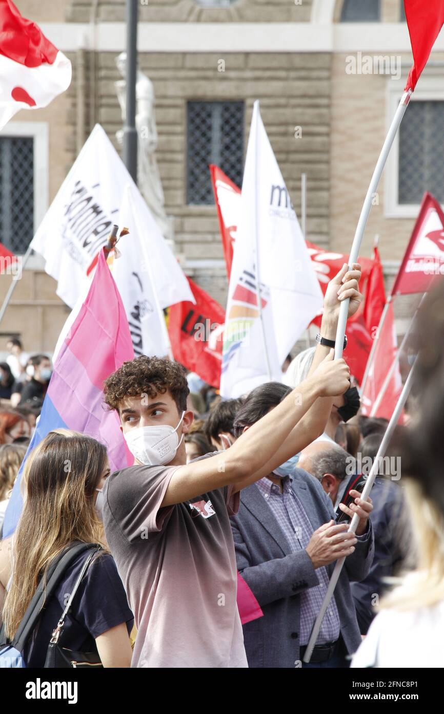 15. Mai 2021 Demonstration zur Unterstützung der Genehmigung von Der Zan-Gesetzentwurf gegen Homophobie und Diskriminierung in Rom-Italien Stockfoto