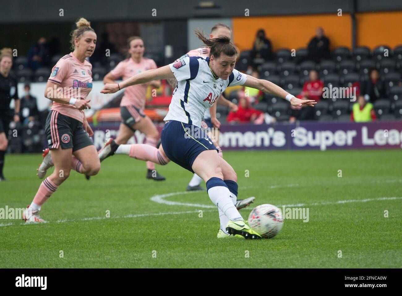 London, Großbritannien. Mai 2021. London, Großbritannien. 2. Mai: Lucy Quinn (Tottenham) punktet während des FA Women's Cup 2020-21 zwischen Tottenham Hotspur und Sheffield United am Hive. Quelle: Federico Guerra Morán/Alamy Live News Stockfoto