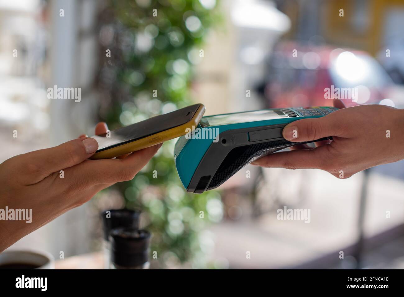 Mobiltelefon, das während einer Transaktion eine Zahlung vorgibt Stockfoto