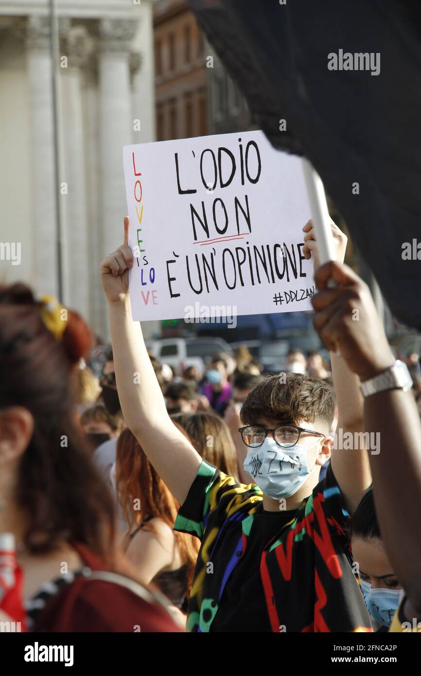 15. Mai 2021 Demonstration zur Unterstützung der Genehmigung von Der Zan-Gesetzentwurf gegen Homophobie und Diskriminierung in Rom-Italien Stockfoto