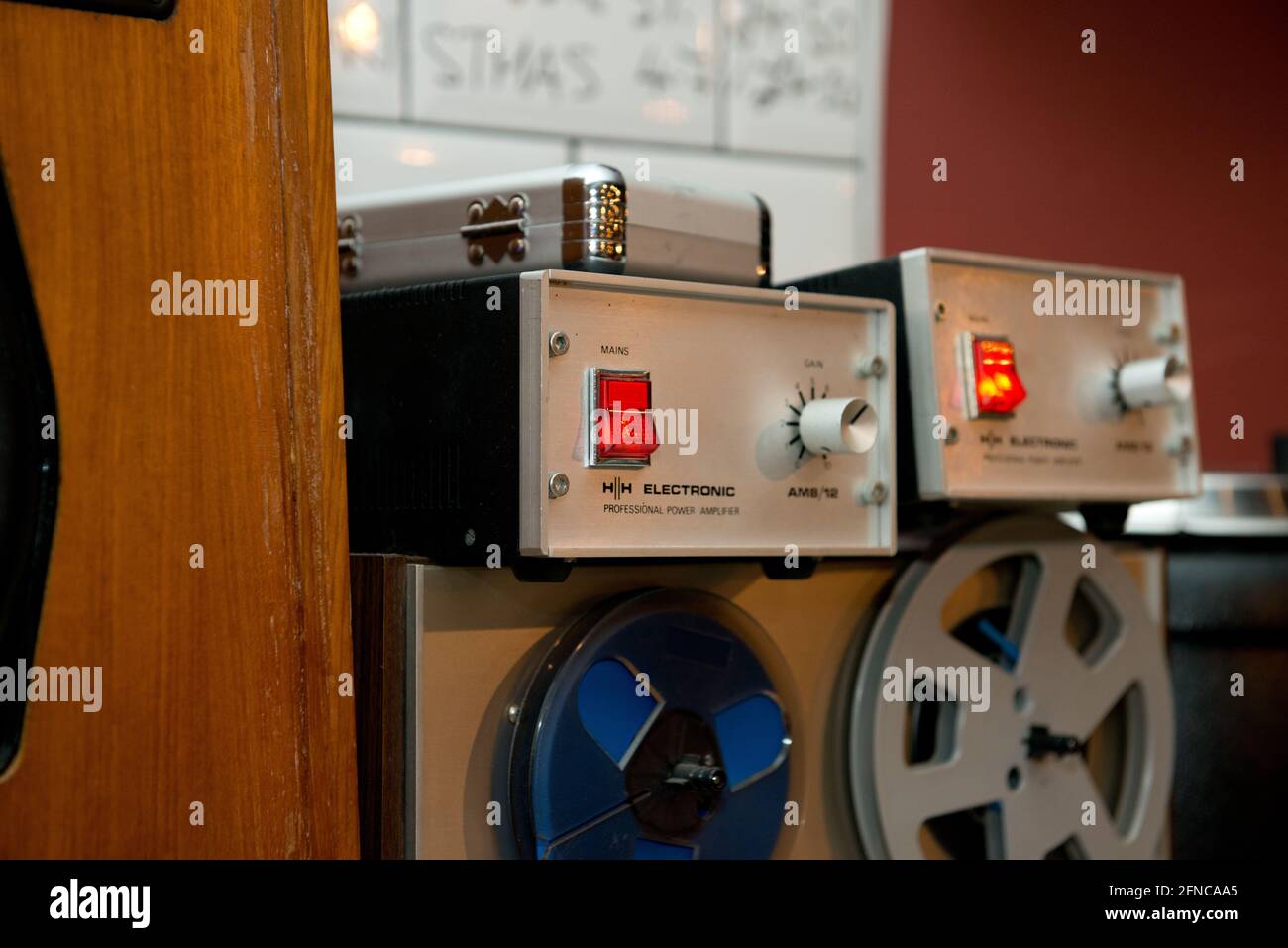 Analoges Kassettendeck und Verstärker in einer Bar in leeds Stockfoto