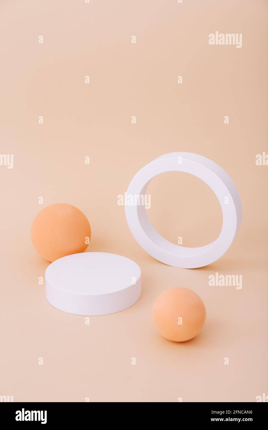 Abstrakte leere geometrische Formpodien zur Produktpräsentation auf pastellbeigem Hintergrund. Stockfoto