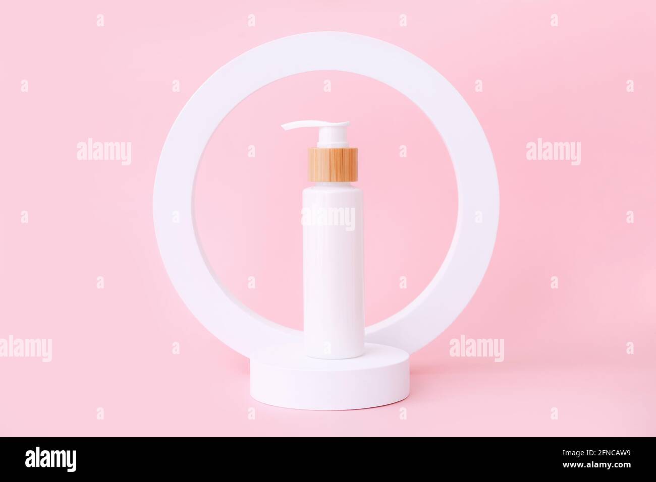 Kosmetische Hautpflegeprodukte bleiben auf den geometrischen Podien. Produktpräsentation auf rosa Hintergrund. Stockfoto