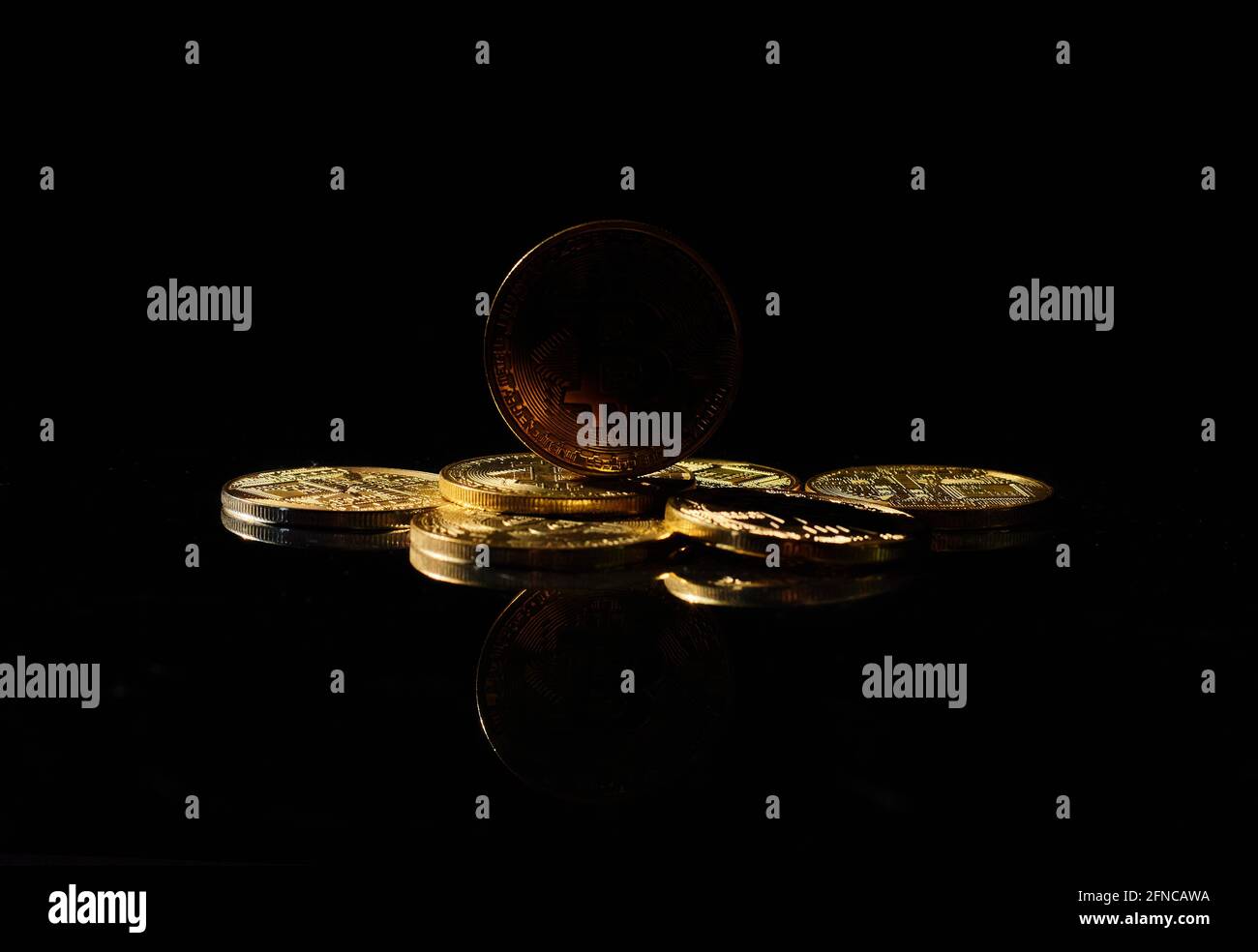 Dunkle Altmünze auf dem Markt. Unabhängige Stablecoin. Neue Kryptowährung auf einer Oberseite von Münzen gegen schwarze Spiegelfläche. Schwarzes Krypto-Token. NoName oder Stockfoto