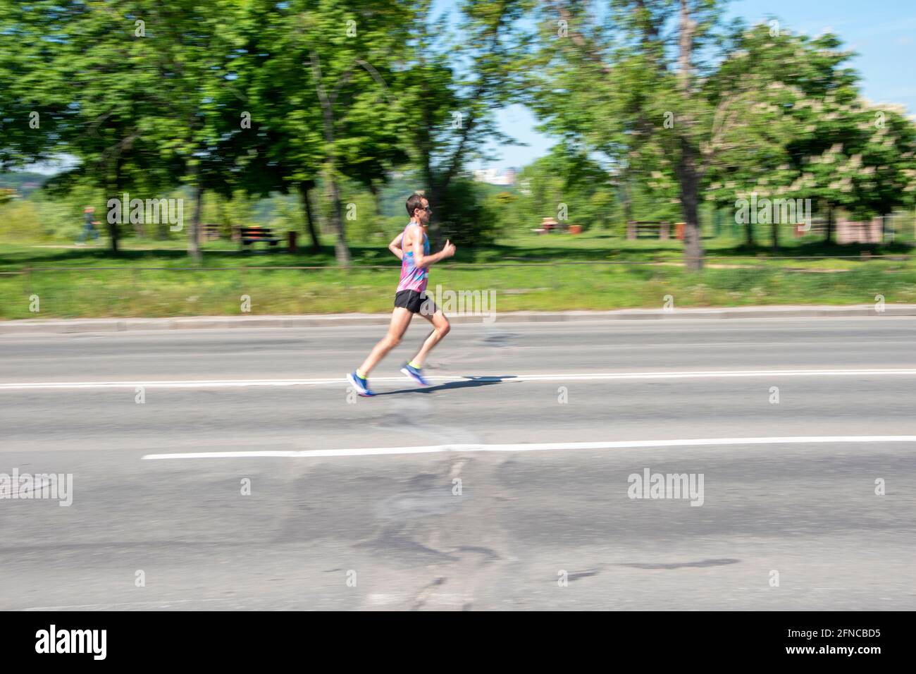 Ukraine, Kiew - 16. Mai 2021: HOKA 10 km. Laufwettbewerb beim Duathlon Kyiv Cup 2021. Redaktionell Stockfoto