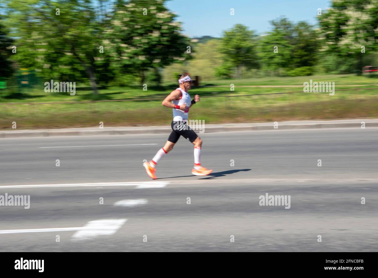 Ukraine, Kiew - 16. Mai 2021: HOKA 10 km. Laufwettbewerb beim Duathlon Kyiv Cup 2021. Redaktionell Stockfoto