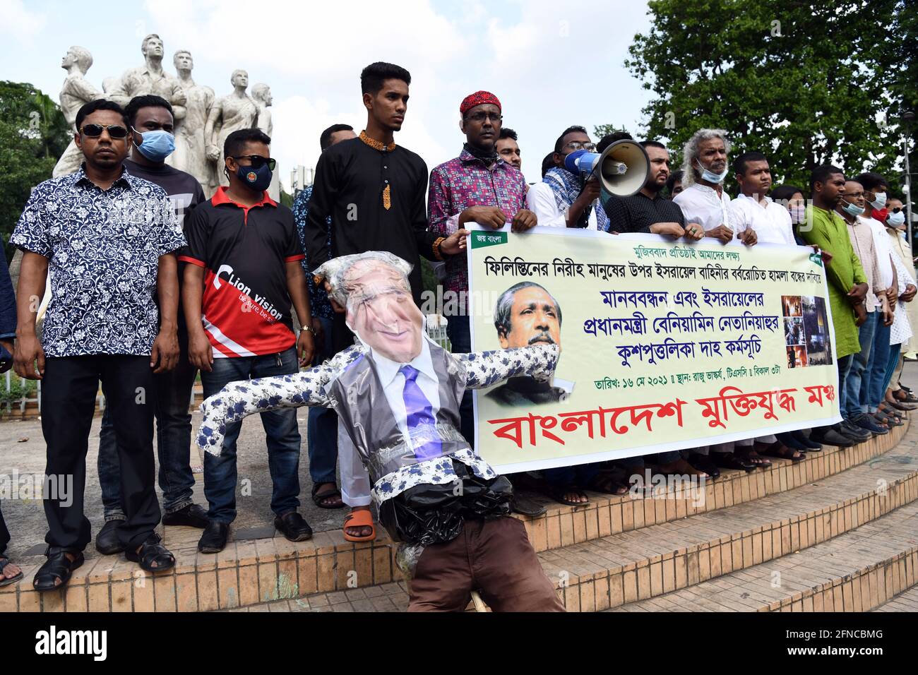 Dhaka, Bangladesch. Mai 2021. Die Demonstranten halten ein Bildnis des israelischen Ministerpräsidenten Benjamin Netanjahu und ein Banner während der Demonstration.vor der Anti-Terror-Raju-Gedenkskulptur im Universitätsgebiet Dhaka protestieren die nicht-politischen Vereinigungen Muktijuddho Moncho aus Bangladesch gegen die israelischen Angriffe auf Palästinenser in Gaza. Kredit: SOPA Images Limited/Alamy Live Nachrichten Stockfoto