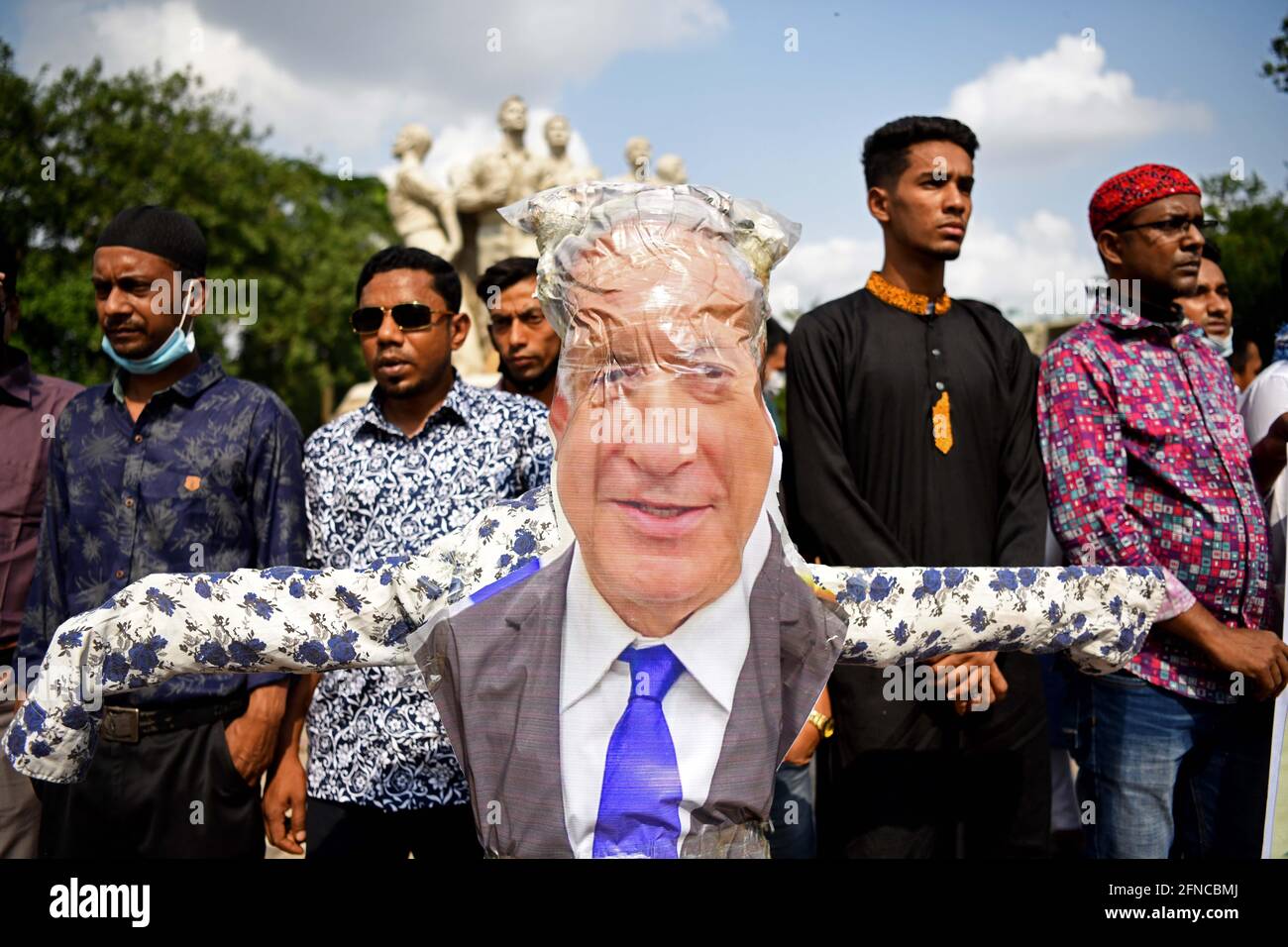 Dhaka, Bangladesch. Mai 2021. Während der Demonstration wurde ein Bild des israelischen Premierministers Benjamin Netanjahu gehalten.vor der Terrorismusdenkmalskulptur Raju im Universitätsgebiet von Dhaka protestiert der nicht-politische Verband Mugia Moncho (Bangladeshi Muktijuddho) gegen die israelischen Angriffe auf Palästinenser in Gaza. Kredit: SOPA Images Limited/Alamy Live Nachrichten Stockfoto