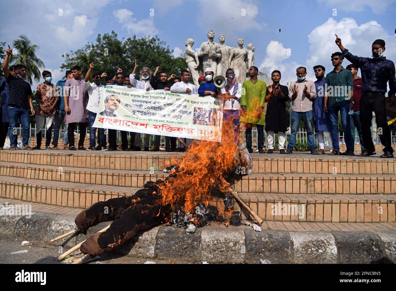 Dhaka, Bangladesch. Mai 2021. Während der Demonstration verbrennen Demonstranten ein Bildnis des israelischen Ministerpräsidenten Benjamin Netanjahu.vor der Terrorismusdenkmalskulptur Raju im Universitätsgebiet von Dhaka protestiert der nicht-politische Verband Bangladeshi Muktijuddho Moncho gegen die israelischen Angriffe auf Palästinenser in Gaza. Kredit: SOPA Images Limited/Alamy Live Nachrichten Stockfoto