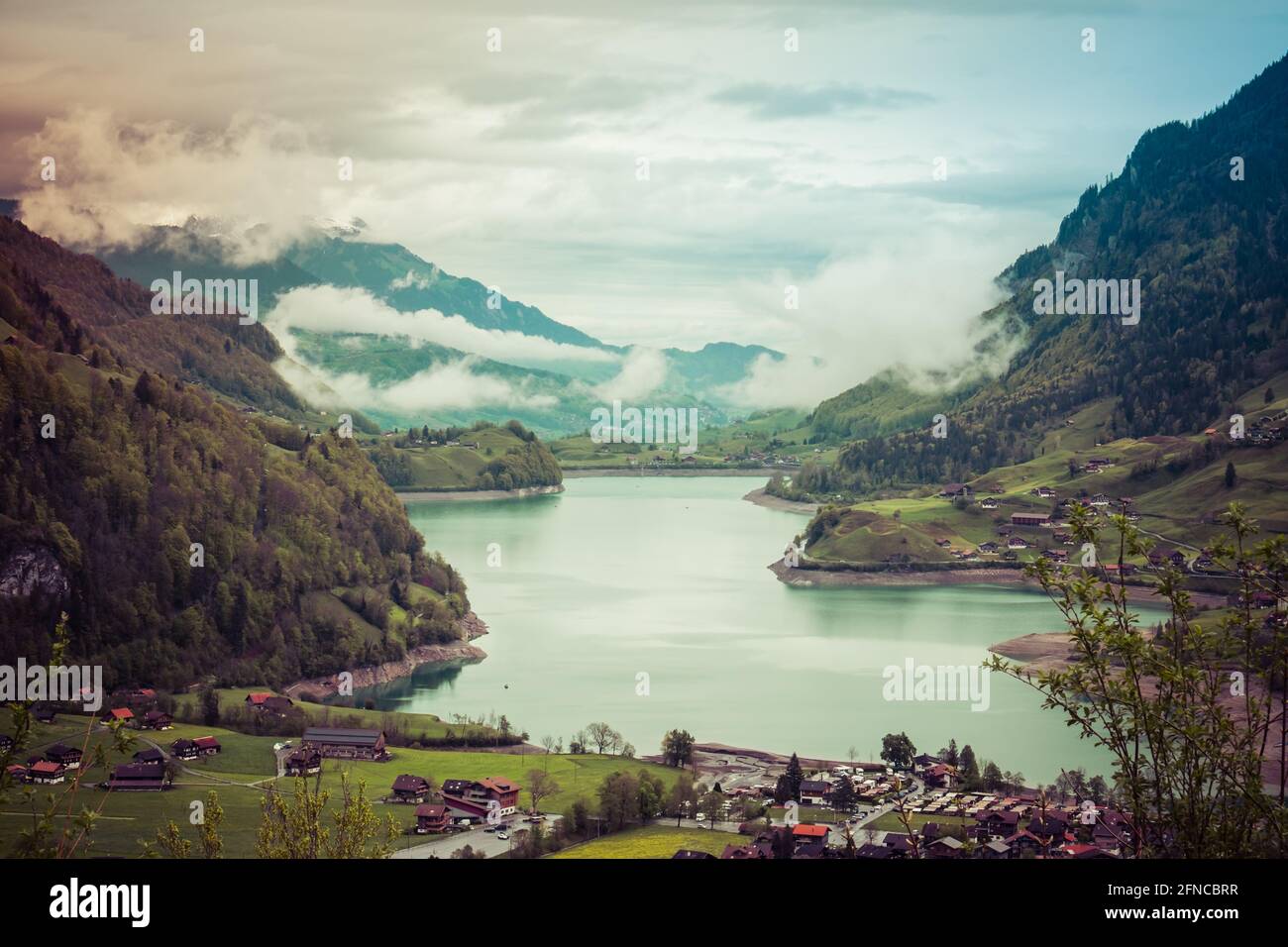 Landschaftsansicht des Stans-Tals, mit Bergen im Hintergrund, aufgenommen aus Stanserhorn, Nidwald, Schweiz Stockfoto