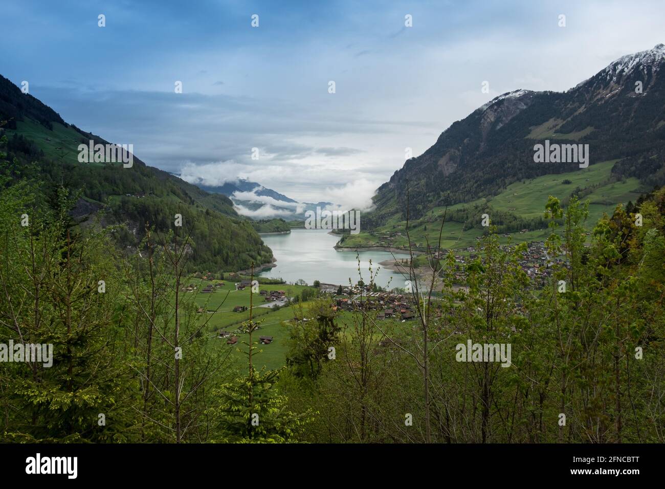 Landschaftsansicht des Stans-Tals, mit Bergen im Hintergrund, aufgenommen aus Stanserhorn, Nidwald, Schweiz Stockfoto