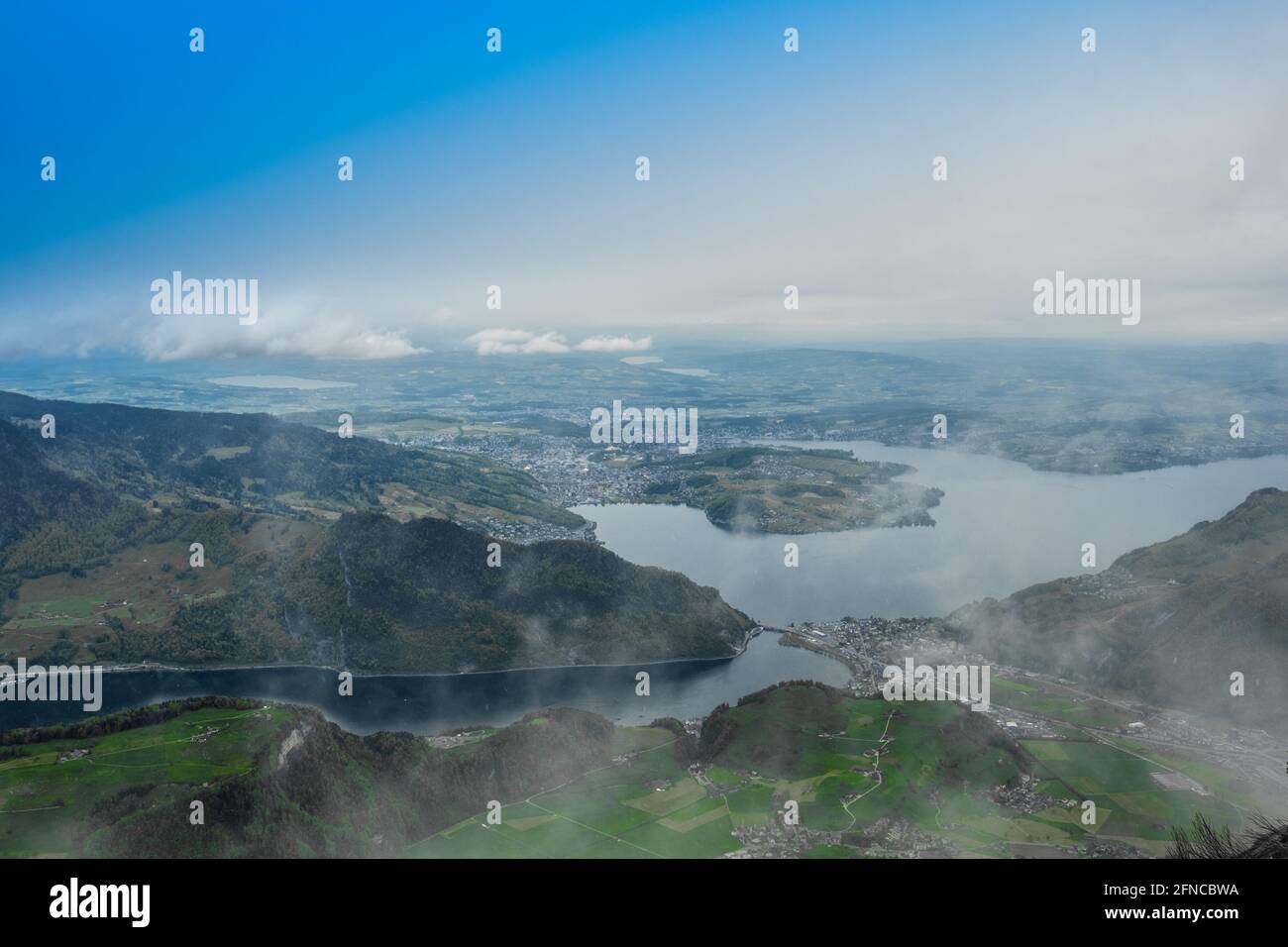 Landschaftsansicht des Stans-Tals, mit Bergen im Hintergrund, aufgenommen aus Stanserhorn, Nidwald, Schweiz Stockfoto