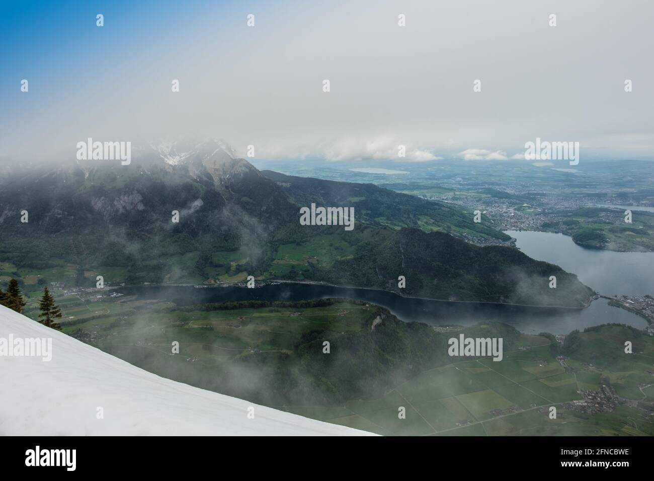 Landschaftsansicht des Stans-Tals, mit Bergen im Hintergrund, aufgenommen aus Stanserhorn, Nidwald, Schweiz Stockfoto