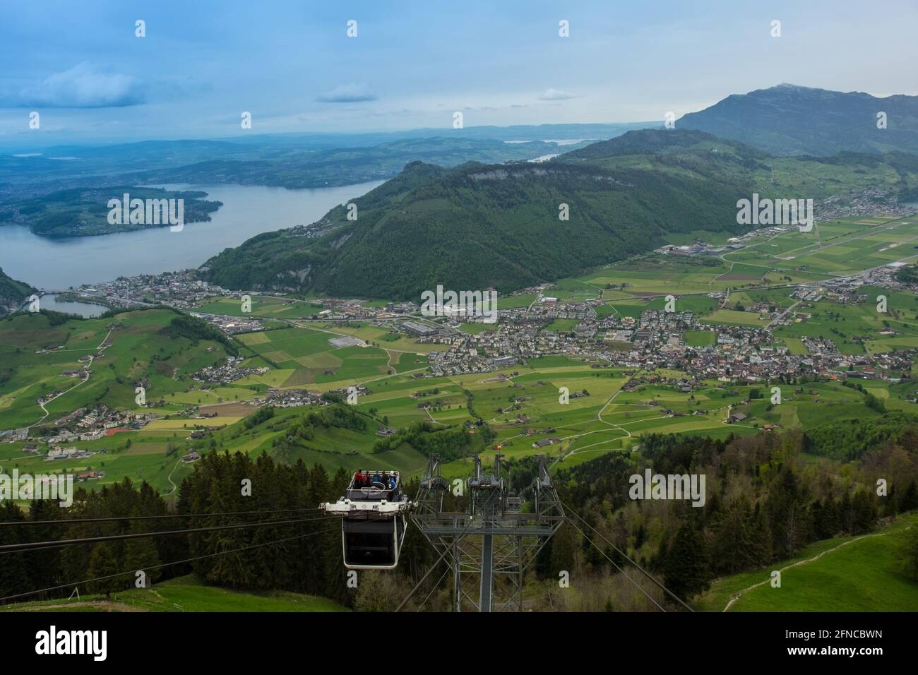 Landschaftsansicht des Stans-Tals, mit Bergen im Hintergrund, aufgenommen aus Stanserhorn, Nidwald, Schweiz Stockfoto