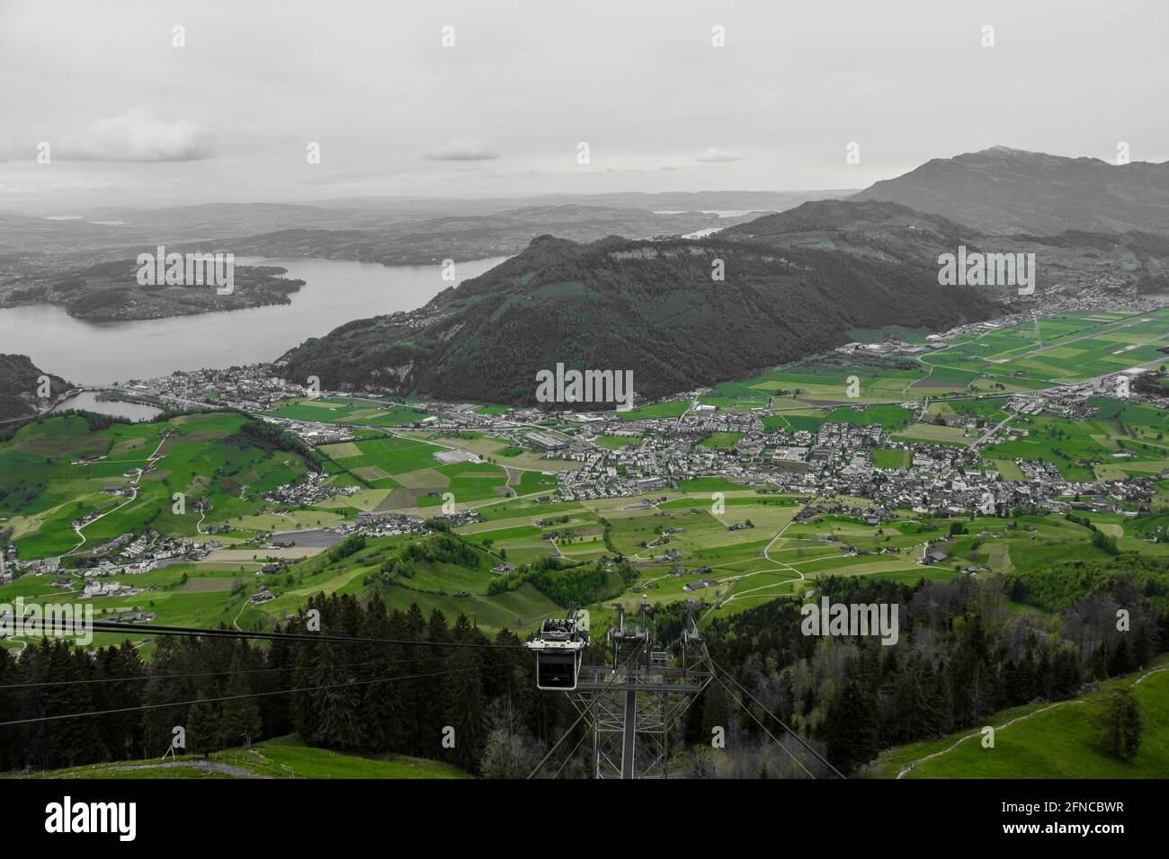 Landschaftsansicht des Stans-Tals, mit Bergen im Hintergrund, aufgenommen aus Stanserhorn, Nidwald, Schweiz Stockfoto