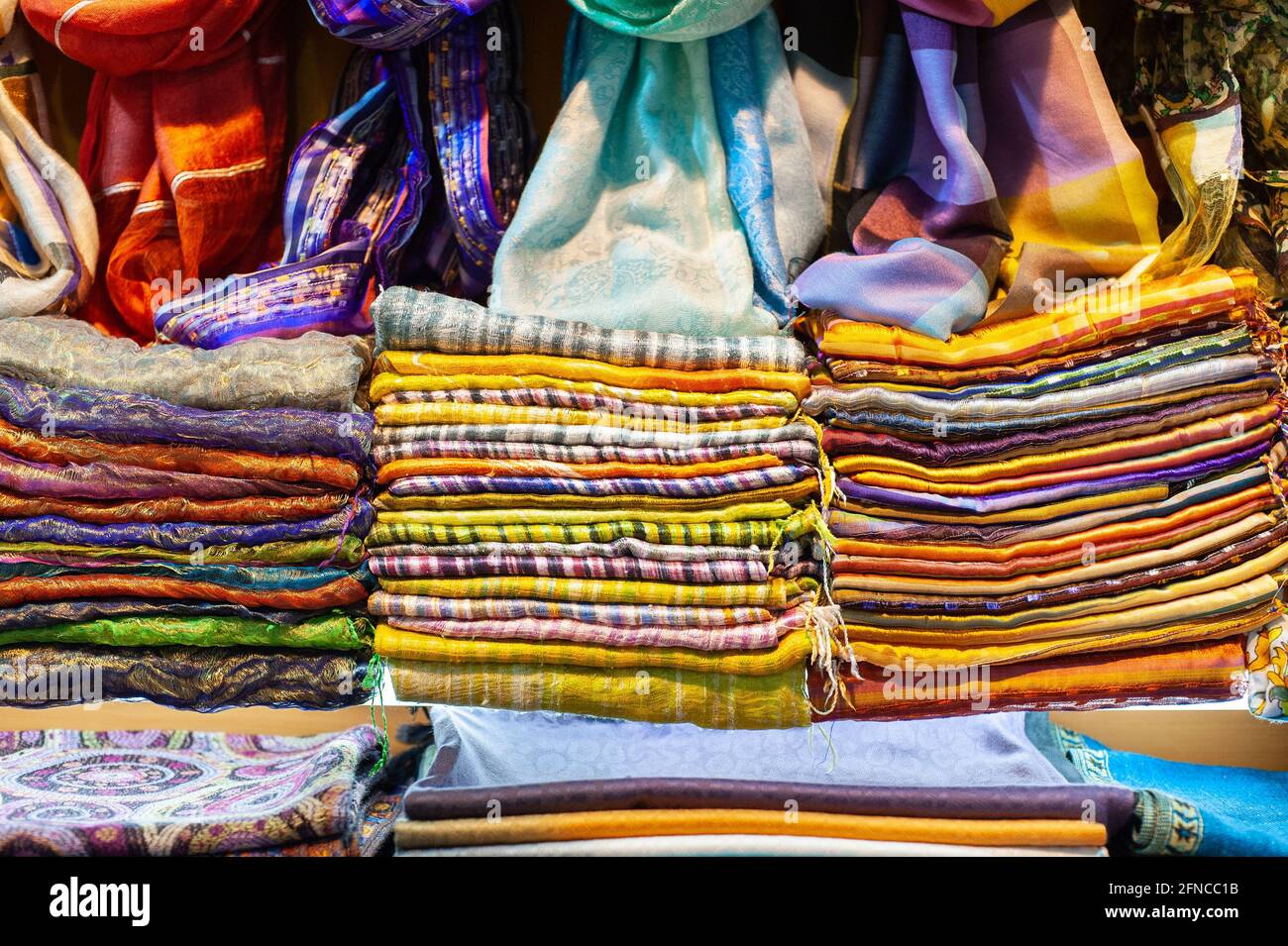 Bunte Tücher und Textilien zum Verkauf im Grand Bazzar Istanbul Stockfoto