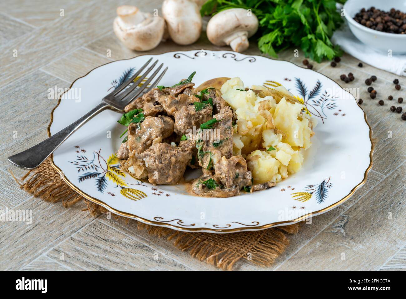 Gulasch mt kartoffeln -Fotos und -Bildmaterial in hoher Auflösung – Alamy