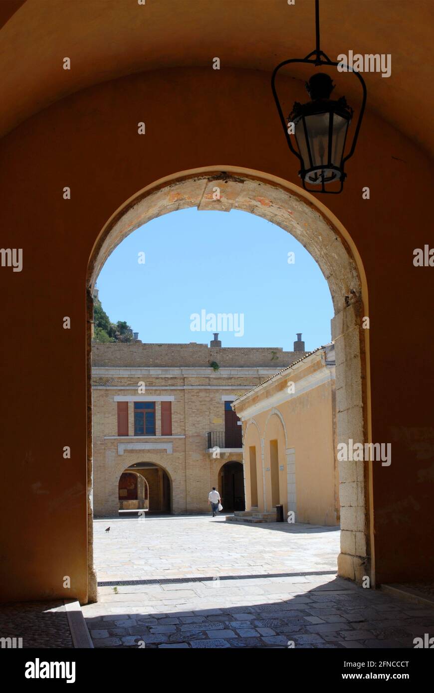 Torbogen zum sonnigen Innenhof, Korfu-Stadt, Korfu, Griechenland Stockfoto