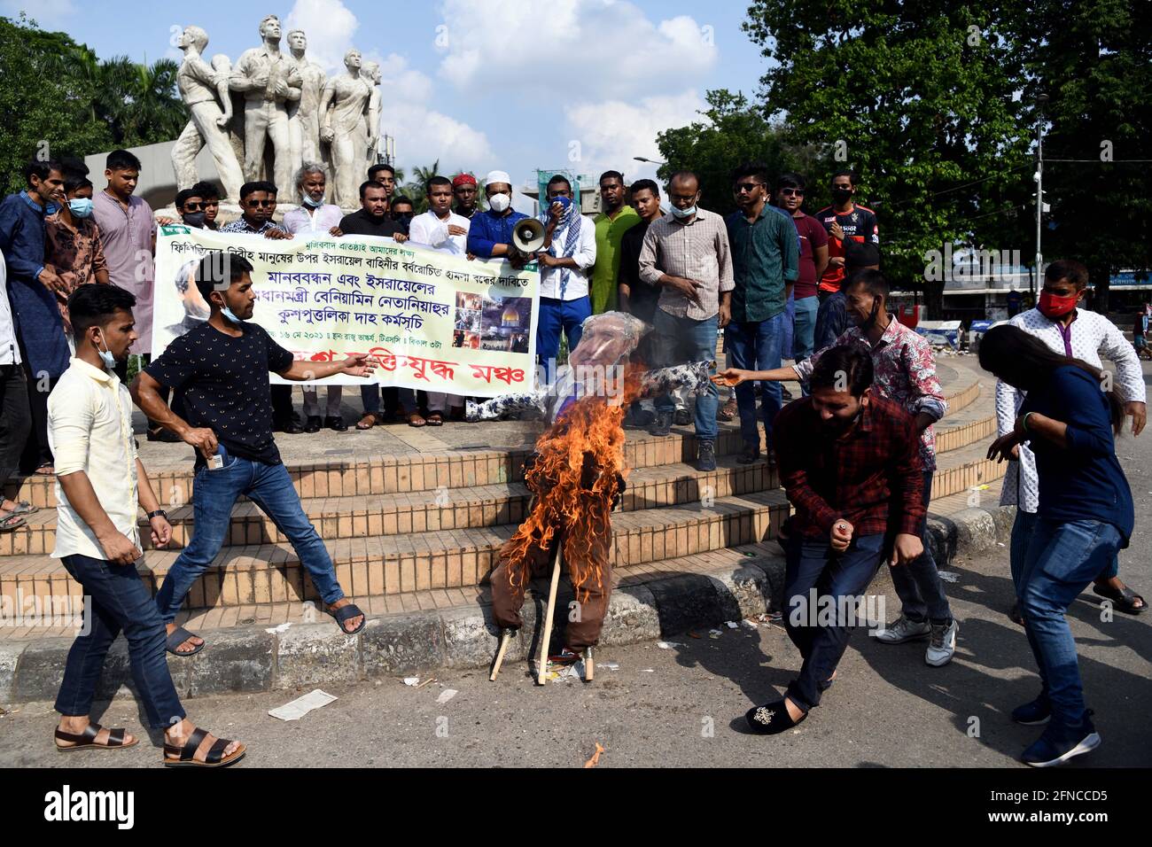 Während der Demonstration verbrennen Demonstranten ein Bildnis des israelischen Ministerpräsidenten Benjamin Netanjahu.vor der Terrorismusdenkmalskulptur Raju im Universitätsgebiet von Dhaka protestiert der nicht-politische Verband Bangladeshi Muktijuddho Moncho gegen die israelischen Angriffe auf Palästinenser in Gaza. (Foto von Piyas Biswas / SOPA Images/Sipa USA) Stockfoto