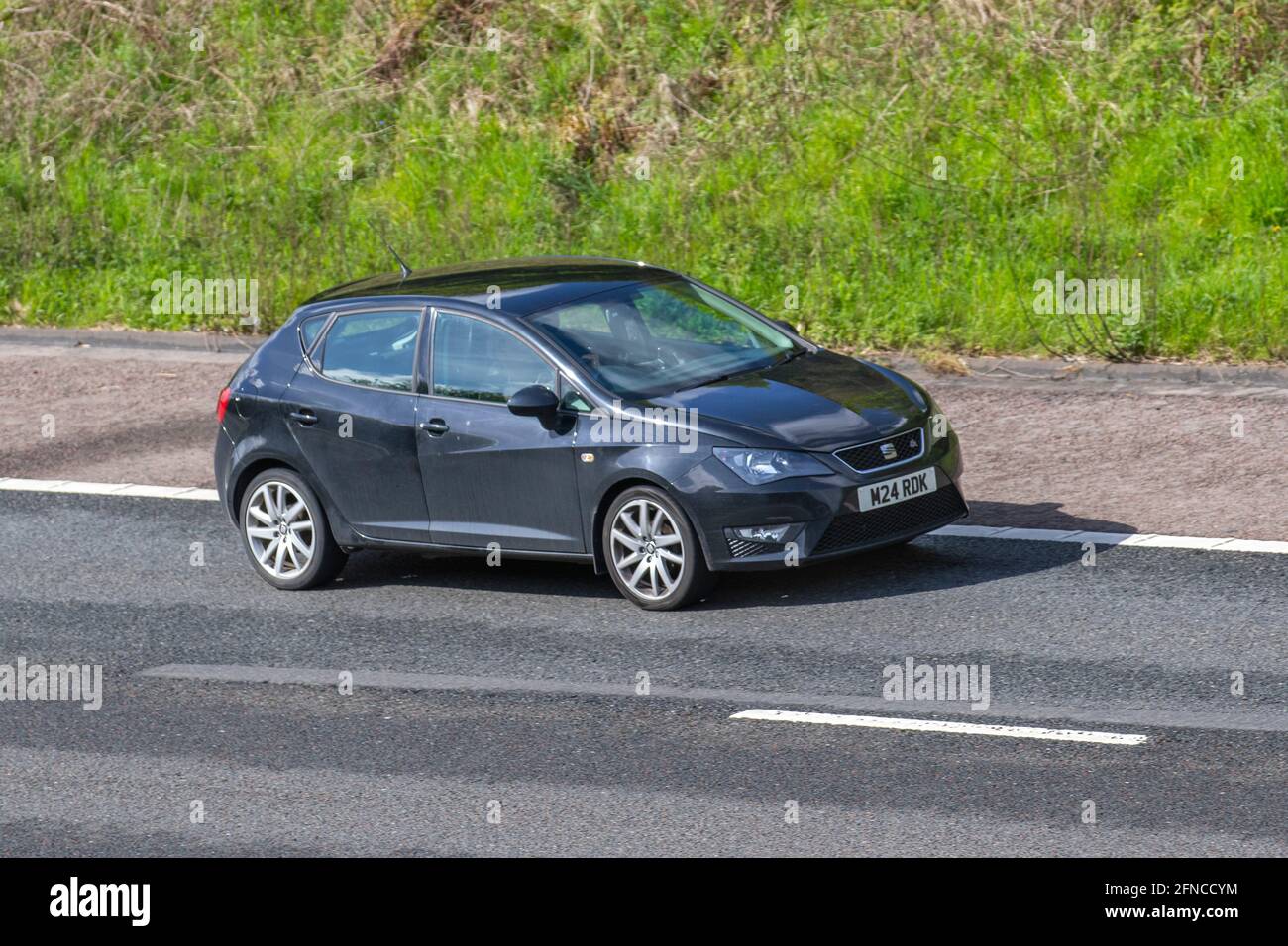 2015 Black SEAT Ibiza 1.4 TSI Act Fr Sportcoupé 3dr Benziner Manual; Fahrzeugverkehr, bewegte Fahrzeuge, Autos, Fahrzeuge, die auf britischen Straßen fahren, Motoren, Autofahren auf der Autobahn M6, britisches Straßennetz. Stockfoto