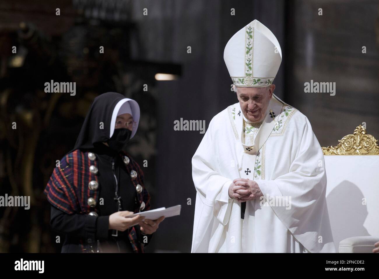 Rom. Vatikan, 16. Mai 2021: Papst Franziskus feiert in der Petersbasilika eine Messe für die in Rom lebenden Gläubigen Myanmars. Vatikan, 16. Mai 2021 Quelle: dpa picture Alliance/Alamy Live News Stockfoto