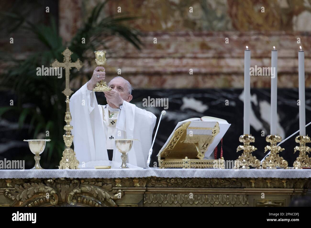 Rom. Vatikan, 16. Mai 2021: Papst Franziskus feiert in der Petersbasilika eine Messe für die in Rom lebenden Gläubigen Myanmars. Vatikan, 16. Mai 2021 Quelle: dpa picture Alliance/Alamy Live News Stockfoto