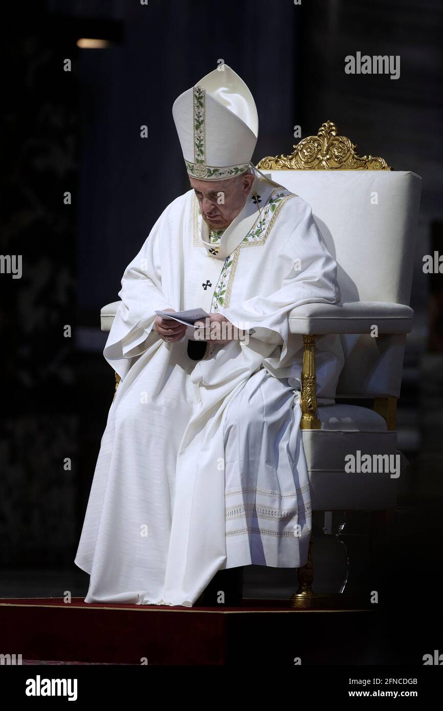 Rom. Vatikan, 16. Mai 2021: Papst Franziskus feiert in der Petersbasilika eine Messe für die in Rom lebenden Gläubigen Myanmars. Vatikan, 16. Mai 2021 Quelle: dpa picture Alliance/Alamy Live News Stockfoto