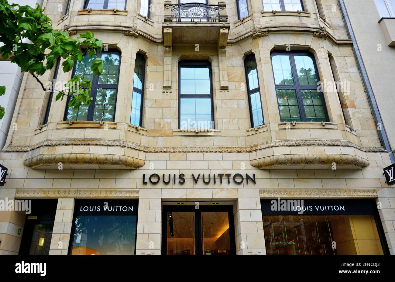 Außenansicht des französischen Luxusdesigners Louis Vuitton in der Königsallee in Düsseldorf. Die Königsallee ist Düsseldorfs beliebte Einkaufsmeile. Stockfoto