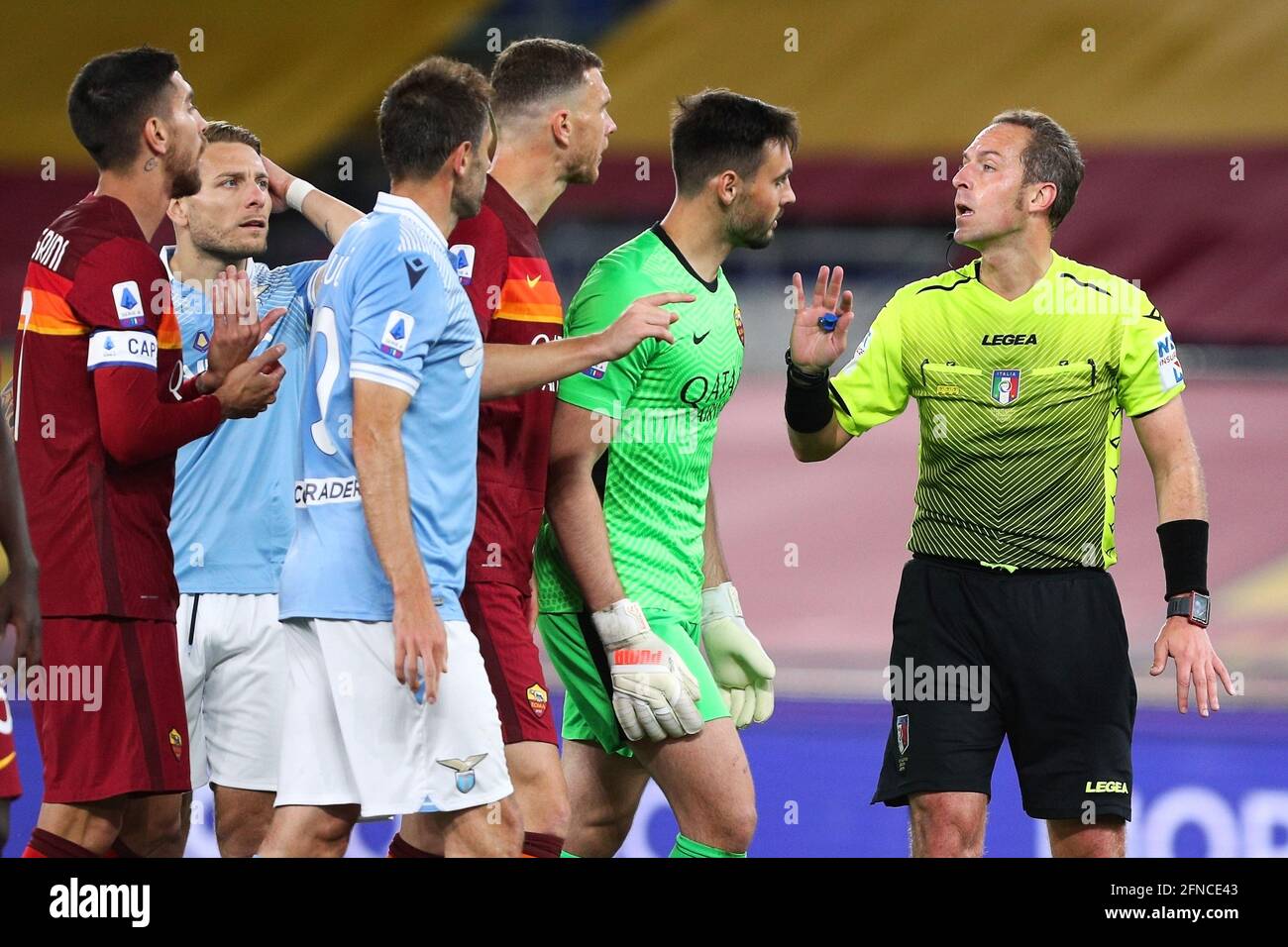 Spieler von Roma und Latium protestieren gegen Luca Pairetto Schiedsrichter während des italienischen Meisterschaftskampfes Serie A zwischen AS Roma und SS Lazio am 15. Mai 2021 im Stadio Olimpico in Rom, Italien - Foto Federico Proietti / DPPI / LiveMedia Stockfoto