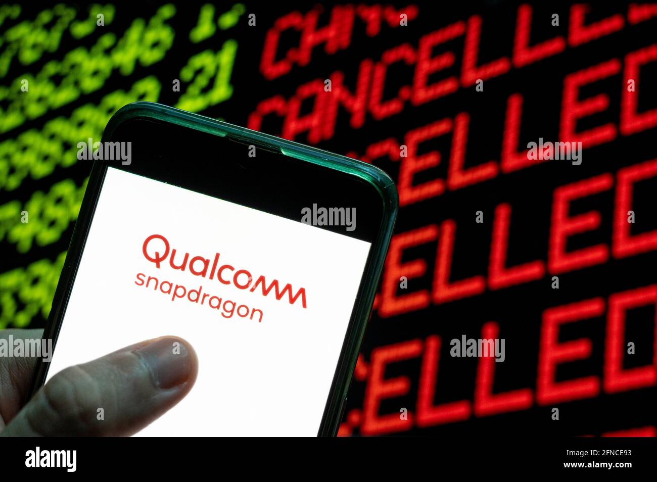 23. April 2021, China: In dieser Abbildung des mobilen Systems auf einem Chip (SoC) von Qualcomm, Qualcomm Snapdragon-Logo wird auf einem mobilen Android-Gerät mit einem Computer-Schlüssel, der sagt, stornieren und storniert zu sehen. (Bild: © Budrul Chukrut/SOPA Images via ZUMA Wire) Stockfoto