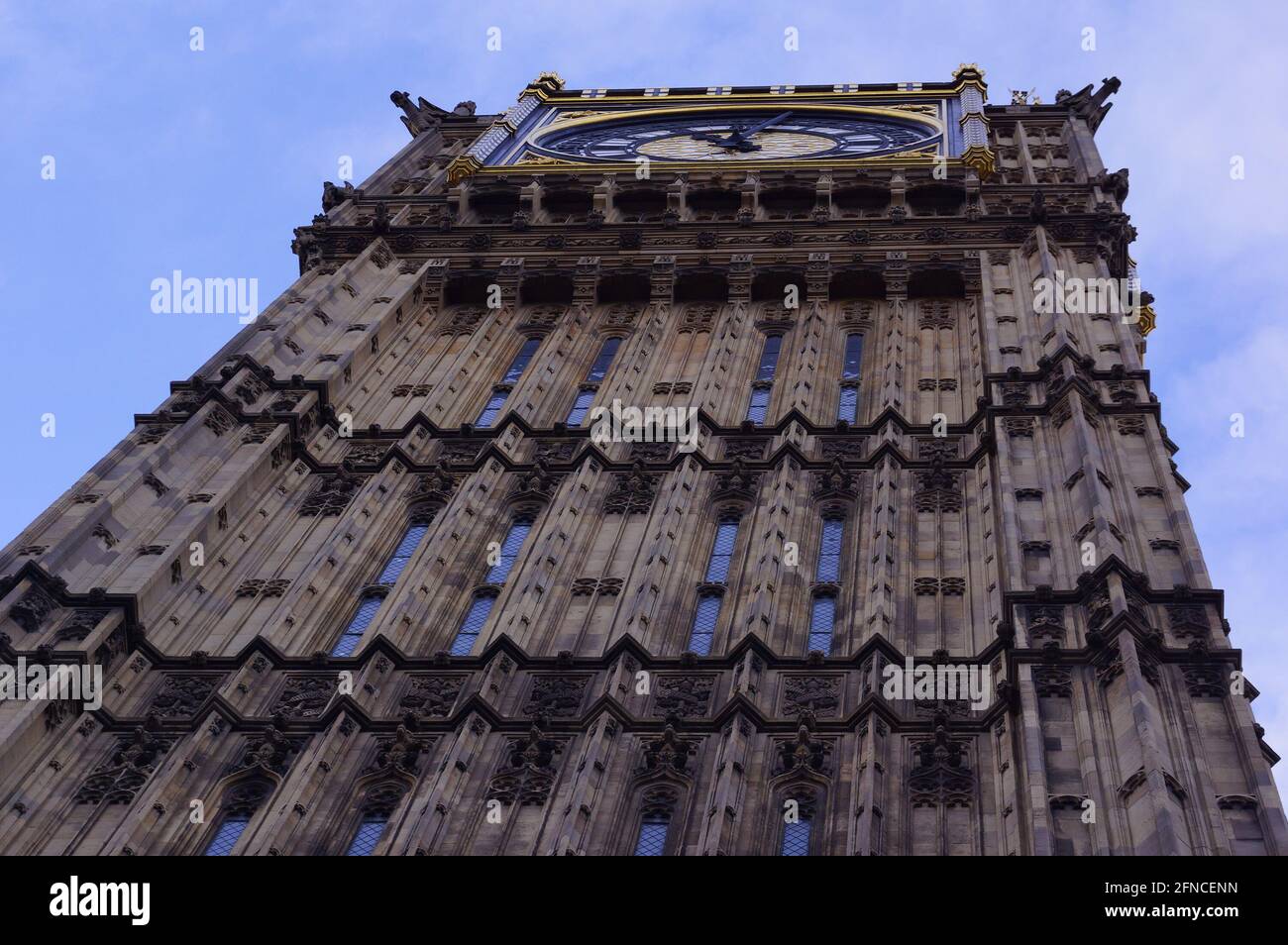 London, Großbritannien: Blick von unten auf die Big Ben-Uhr Stockfoto