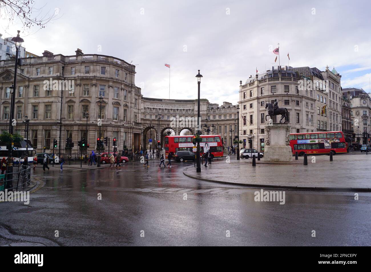 London, Großbritannien: Blick auf den Trafalgar Square mit Admiralty Arch im Hintergrund Stockfoto