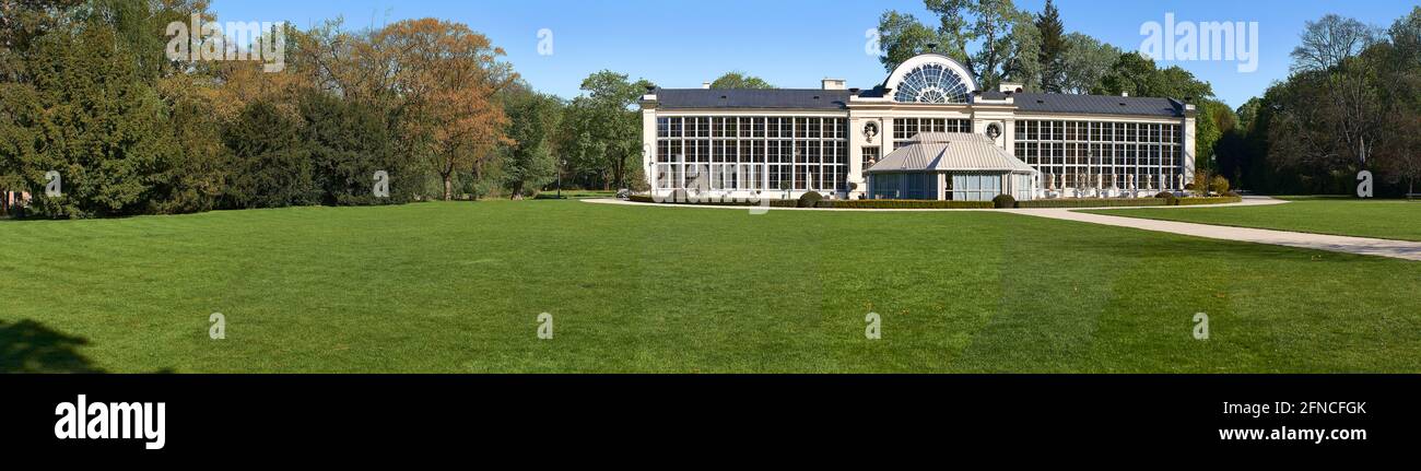 Der Rasen vor dem Neuen Gewächshaus im Royal Lazienki Park (Lazienki Krolewskie) Stockfoto