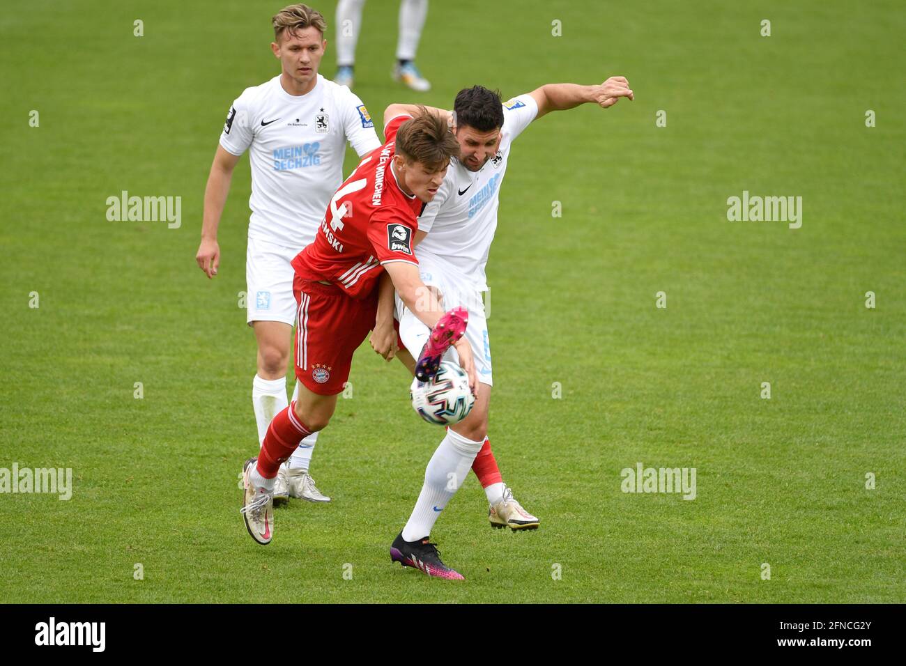 München GRUENWALDERSTADION. Mai 2021. Dennis WAIDNER (FCB), Action, Duelle  gegen Stefan SALGER (TSV München 1860). Fußball 3. Liga, Liga3, TSV München  1860-FC Bayern München II 2-2, am 16. Mai 2021 in München