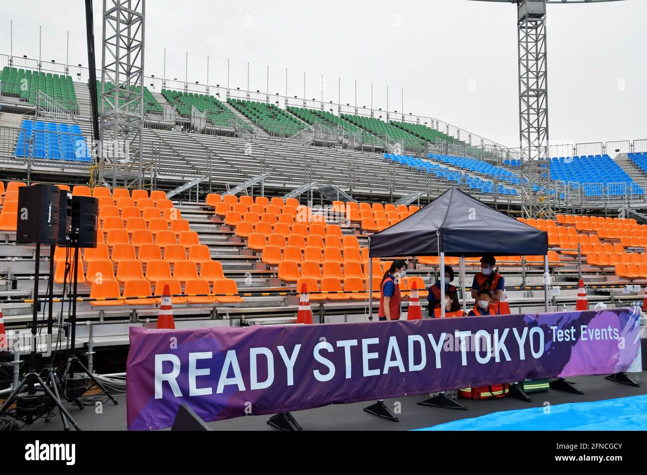 Tokio, Japan. Mai 2021. Das medizinische Personal steht am Sonntag, den 16. Mai 2021, beim 3x3-Basketball-Testevent „READY STEADY TOKYO“ der Olympischen Spiele 2020 in Tokio im Aomi Urban Sports Park in Tokio, Japan, zur Seite. Foto von Keizo Mori/UPI Credit: UPI/Alamy Live News Stockfoto