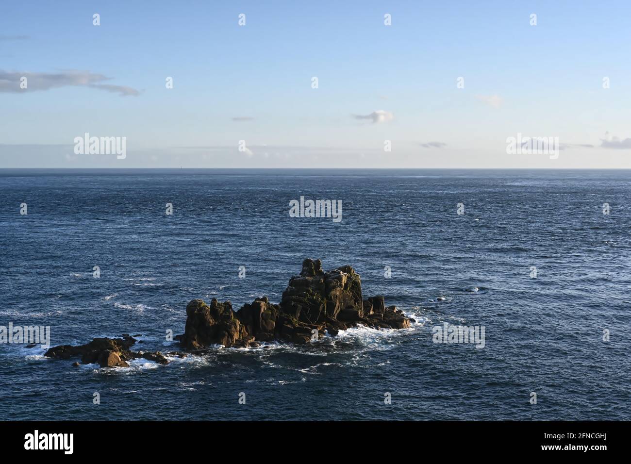 Felsvorsprung im Meer, wunderschöne Meereslandschaft mit isolierten Felsen Stockfoto