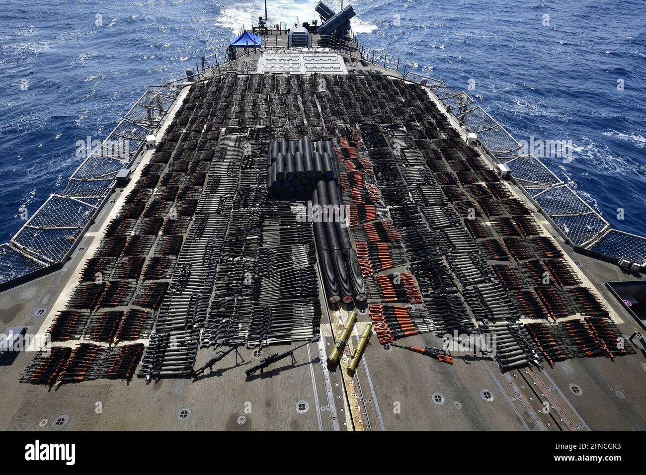 Dieses am 8. Mai 2021 veröffentlichte Foto zeigt Tausende illegaler Waffen, die vom Lenkraketen-Kreuzer USS Monterey (CG 61) aus einer staatenlosen Dhow in den internationalen Gewässern der Nordsee vom 6. Bis 7. Mai verboten wurden. Wie von der Fünften Flotte der USA durchgeführt, beinhalten maritime Sicherheitsoperationen routinemäßige Patrouillen, um das Lebensmuster im Seeverkehr zu bestimmen und die Beziehungen zwischen Seefahrern zu verbessern. Diese Operationen beruhigen Verbündete und Partner und bewahren die Freiheit der Schifffahrt und den freien Handel. Foto von U.S. Navy/UPI Credit: UPI/Alamy Live News Stockfoto