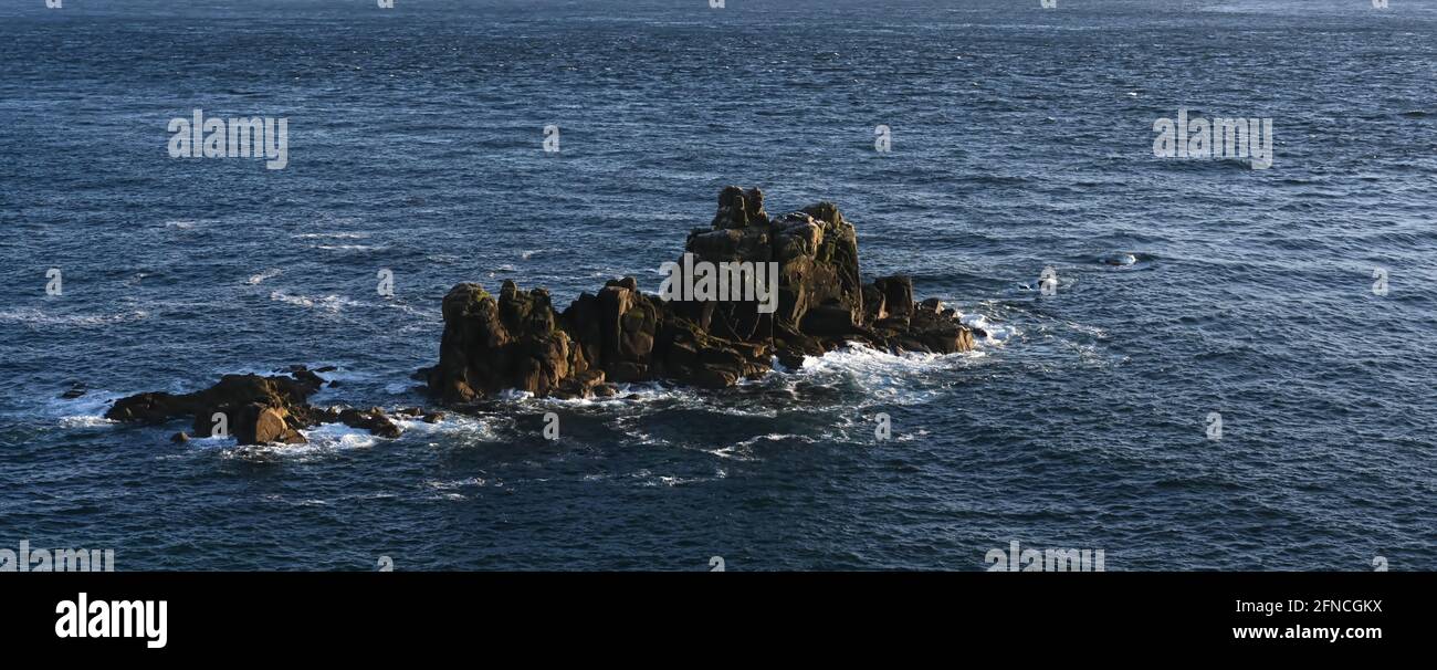 Schöne Seestücke Hintergrund Foto mit Felsen im Meer Stockfoto