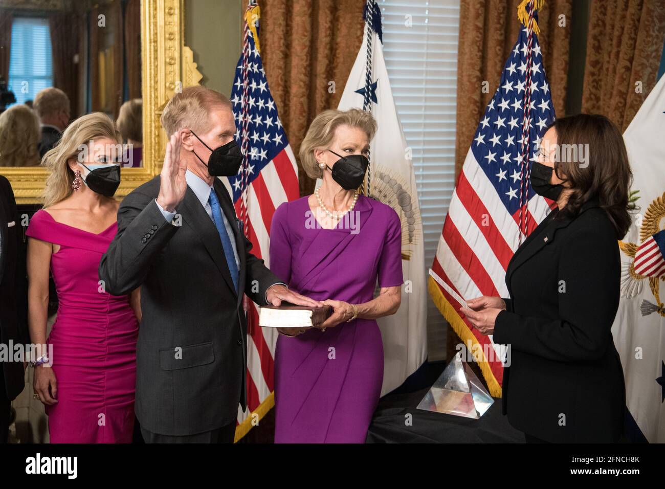 US-Vizepräsident Kamala Harris, rechts, führt eine feierliche Vereidigung für den ehemaligen Senator Bill Nelson als NASA-Administrator im Eisenhower Executive Office Building des Weißen Hauses durch 3. Mai 2021 in Washington, D.C. an der Teilnahme sind seine Gattin Grace Nelson, Mitte, und seine Tochter Nan Ellen Nelson. Stockfoto