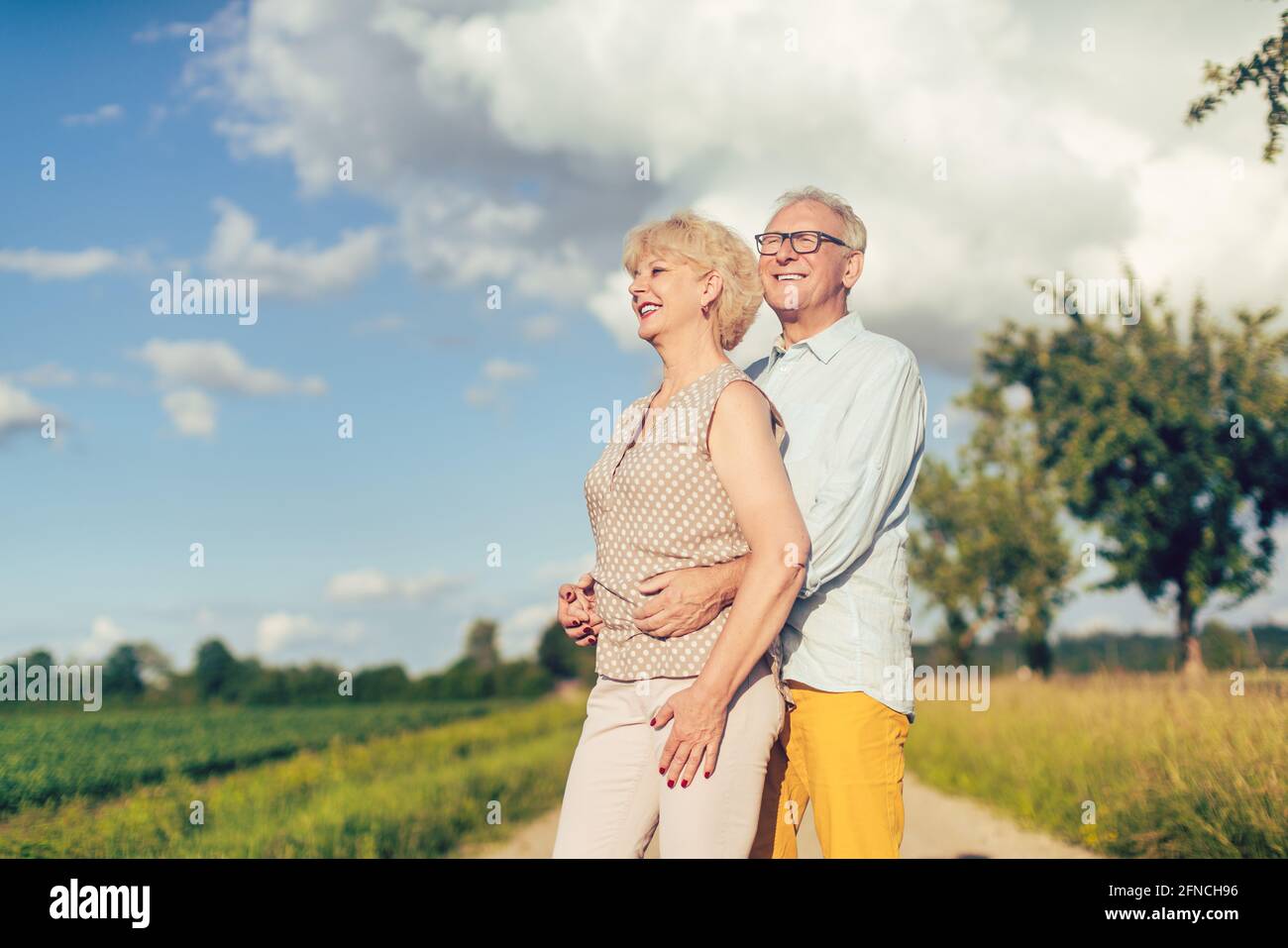 Seniorenpaar im Sommer Landschaft Blick in die Zukunft zusammen Stockfoto