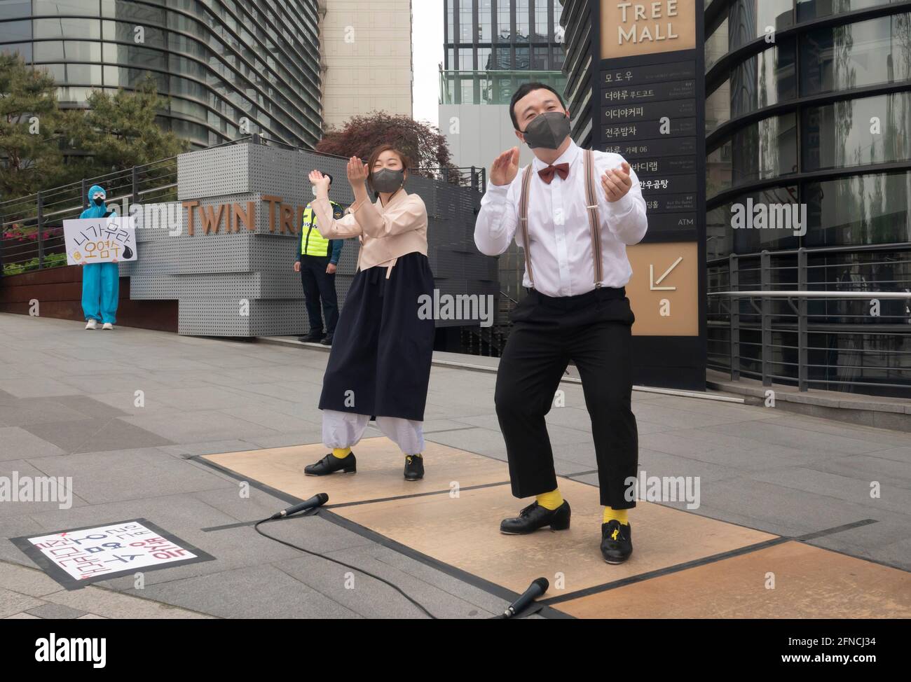 Seoul, Südkorea. April 2021. Während der Demonstration treten Demonstranten vor dem Twin Tree Tower auf.Menschen in Seoul protestierten gegen die Entscheidung der japanischen Regierung, mit radioaktivem Material kontaminiertes Wasser aus dem zerstörten Kernkraftwerk Fukushima Daiichi in den Pazifischen Ozean zu leiten. Kredit: Jaewon Lee/SOPA Images/ZUMA Wire/Alamy Live Nachrichten Stockfoto