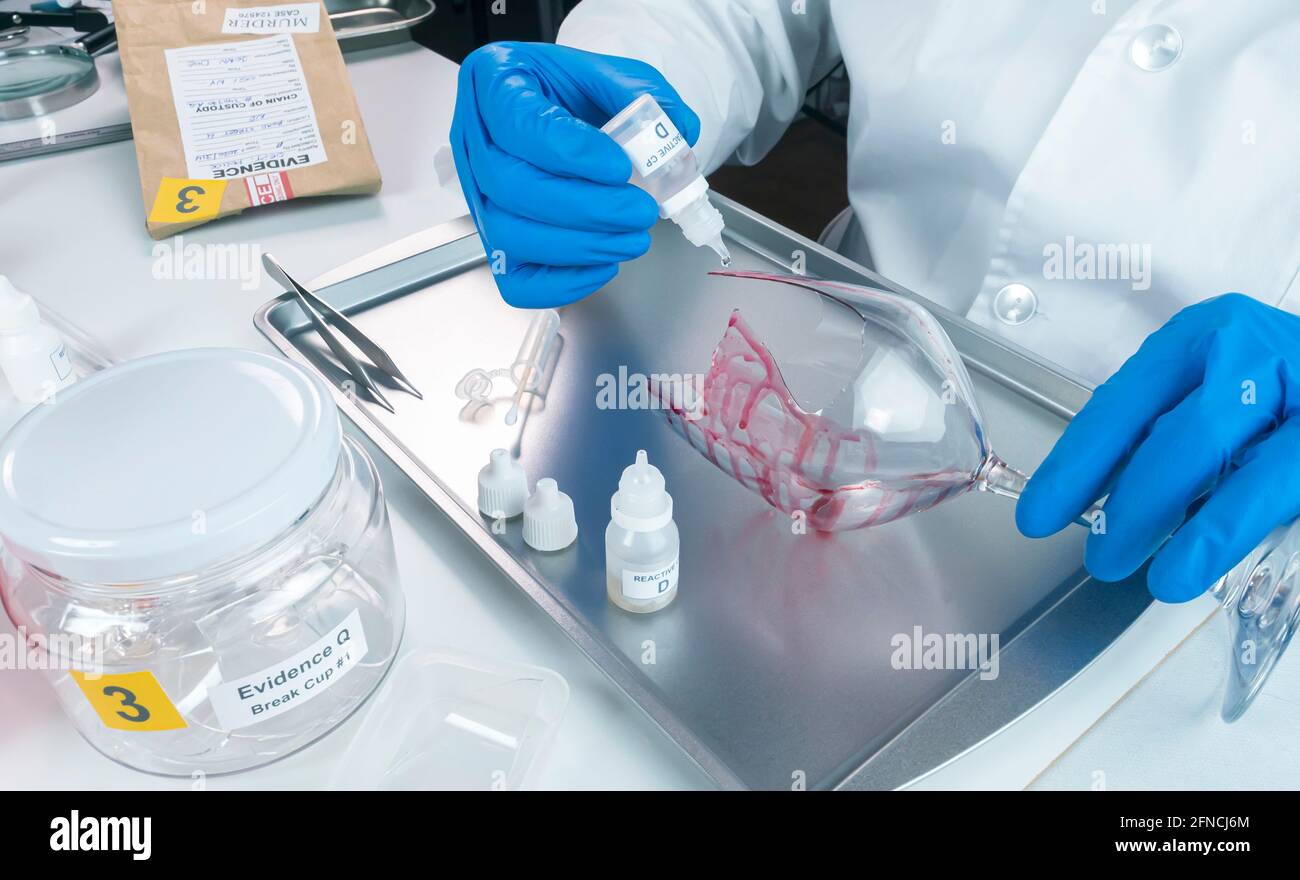 Polizei Experte erhält Blutprobe von einem zerbrochenen Flaschen in Kriminalistische Lab, konzeptionelle Bild Stockfoto