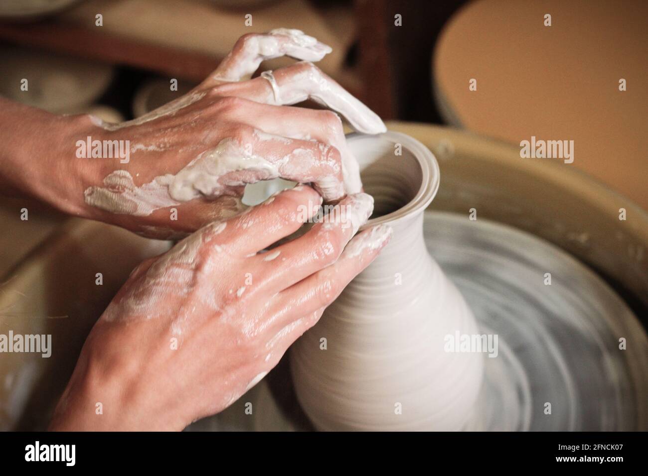 Frau rotierende Rad Ton aus handgefertigter Handarbeit Stockfoto