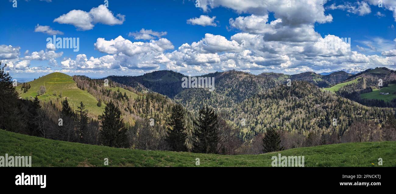 Panoramablick von der Alpe scheidegg auf huettchopf im Toessstock-Gebiet zürich oberland. Wunderschöne hügelige Landschaft Stockfoto
