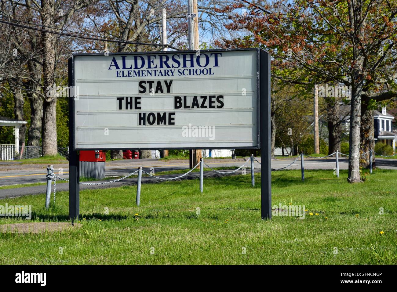 BLEIBEN SIE DAS BLAZES HEIMSCHILD an der Sekundarschule in Nova Scotia Kanada Stockfoto