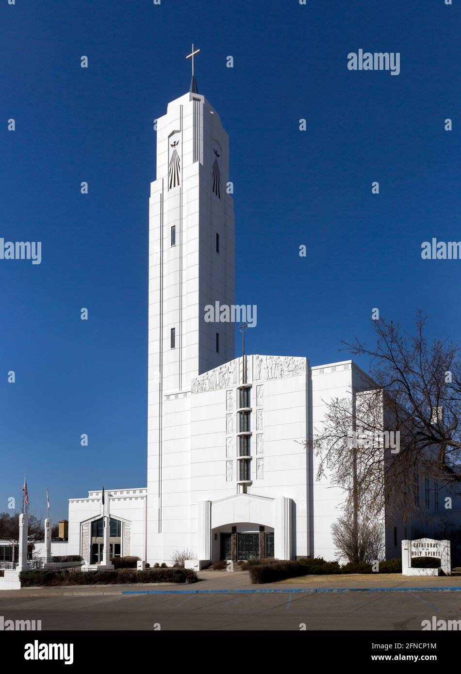 Die weiße Art déco-Betonkathedrale des Heiligen Geistes aus dem Jahr 1941 in Bismarck, North Dakota, wurde vom Fargo-Architekten William F. Kurke entworfen. Stockfoto