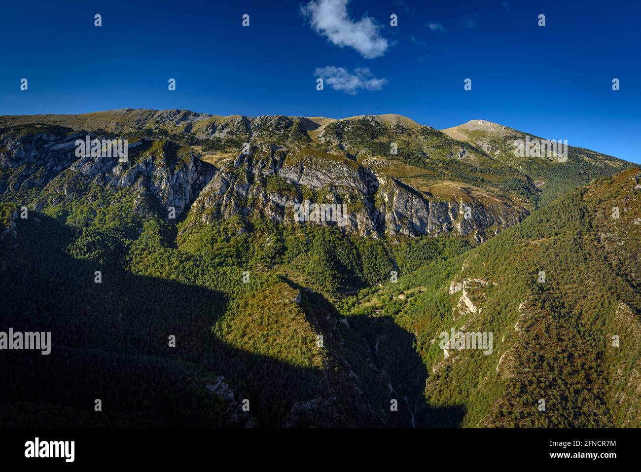 Alt Berguedà an einem Sommernachmittag vom Aussichtspunkt Gresolet aus gesehen (Berguedà, Katalonien, Spanien, Pyrenäen) Stockfoto