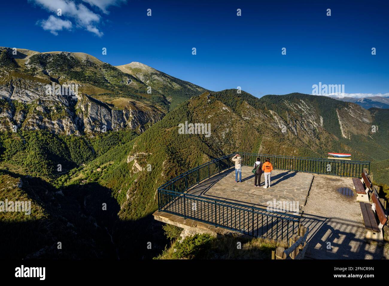 Alt Berguedà an einem Sommernachmittag vom Aussichtspunkt Gresolet aus gesehen (Berguedà, Katalonien, Spanien, Pyrenäen) Stockfoto