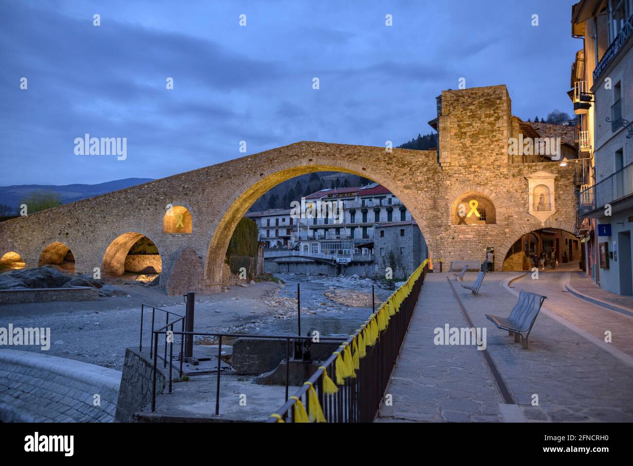 Camprodon-Brücke in einer Winterdämmerung und Nacht (Ripollès, Katalonien, Spanien, Pyrenäen) ESP: Puente de Camprodon en un crepúsculo y noche de invierno Stockfoto