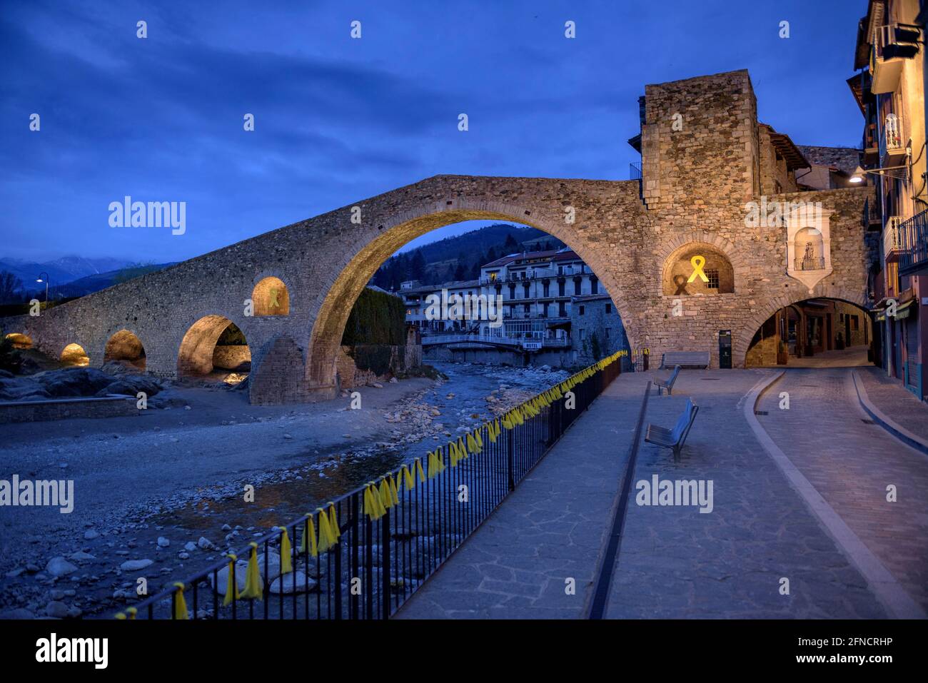 Camprodon-Brücke in einer Winterdämmerung und Nacht (Ripollès, Katalonien, Spanien, Pyrenäen) ESP: Puente de Camprodon en un crepúsculo y noche de invierno Stockfoto
